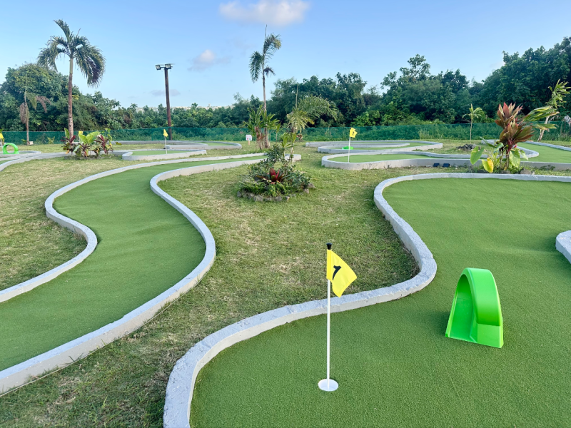STONEYS MINI GOLF6.jpg