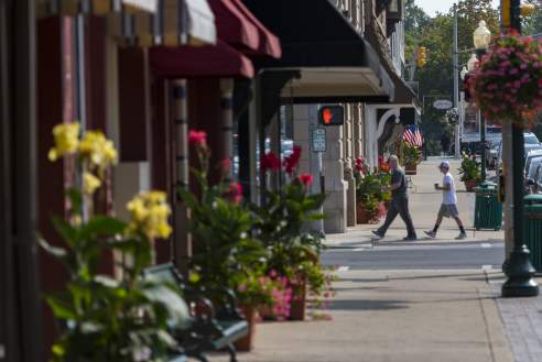 A street view of storefronts on the Historic Noblesville Square.