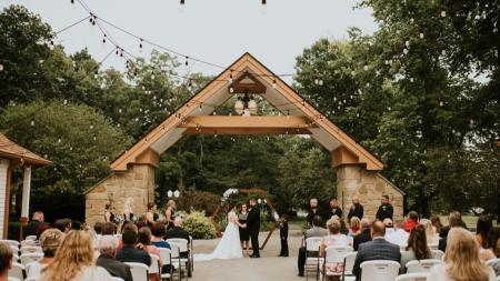 An outside ceremony at Lizton Lodge (via Jennifer Krampitz Photography).
