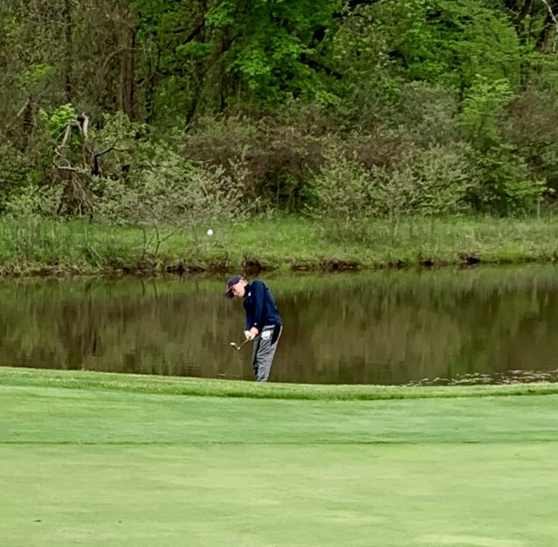 Twin Bridges Golf Course young golfer chipping