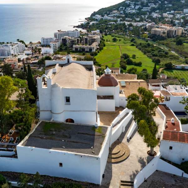 Iglesia de Santa Eulària des Riu en el Puig de Missa