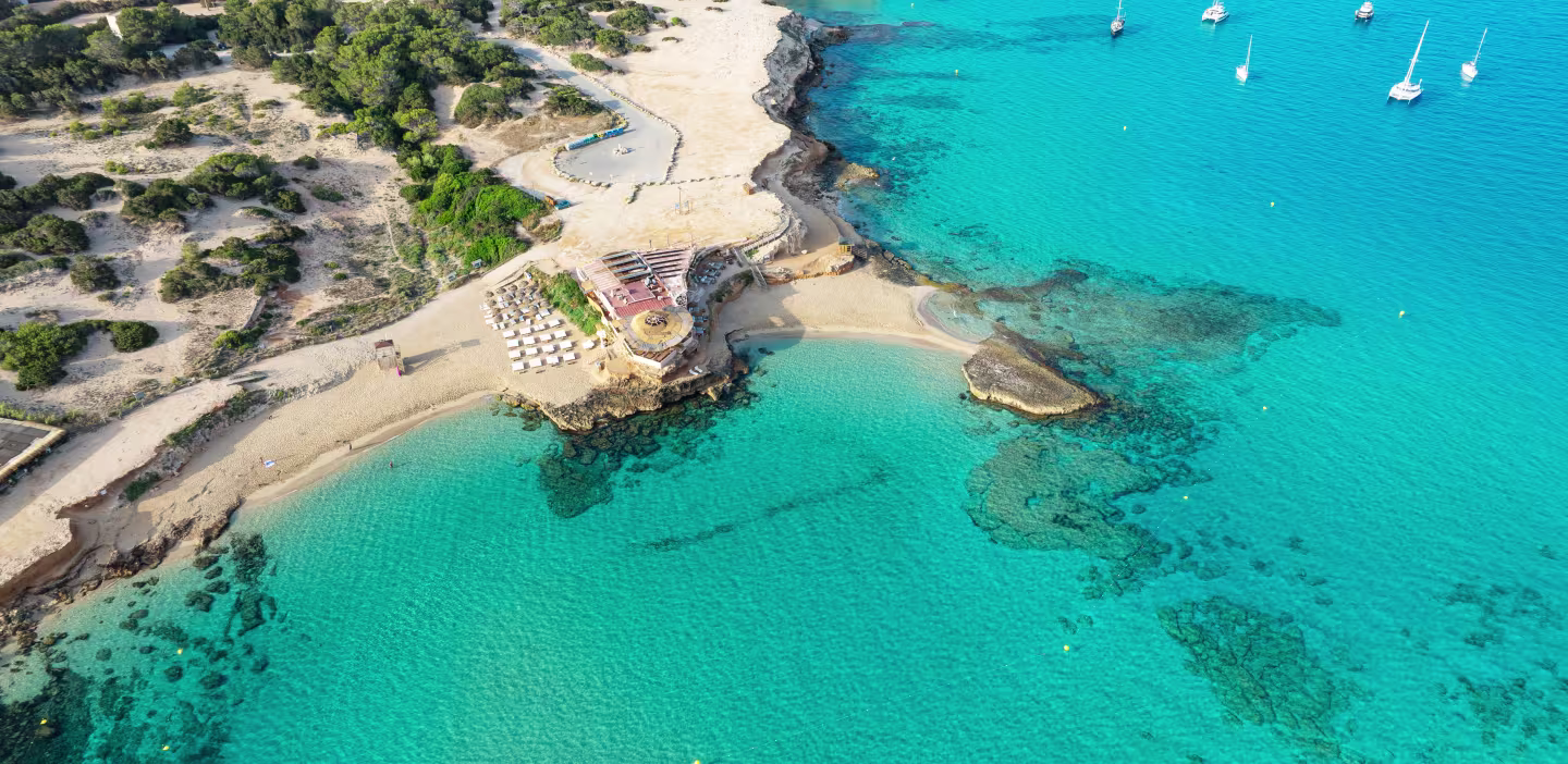 Costa e enseadas de Cala Comte, em Ibiza