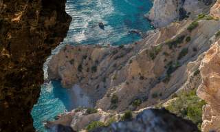 Felsige Klippen von Ibiza mit Blick auf das Mittelmeer.