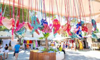 Banca de decoração artesanal num mercado em Ibiza.
