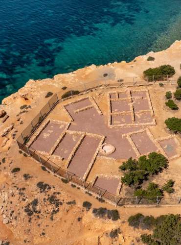 Vista desde el aire del yacimiento arqueológico del poblado fenicio de Sa Caleta, en Ibiza, Patrimonio UNESCO.