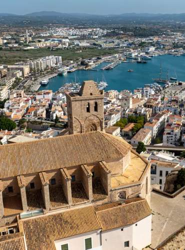 Vista aérea de Dalt Vila e da cidade de Évissa, na ilha de Ibiza, com o Mar Mediterrâneo como pano de fundo.