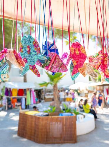 Banca de decoração artesanal num mercado em Ibiza.