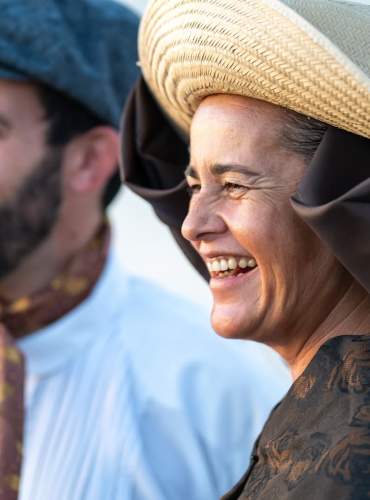 Un hombre y una mujer de Ibiza ataviados con el traje tradicional de los campesinos de la isla, los payeses, sonríen durante una celebración tradicional.