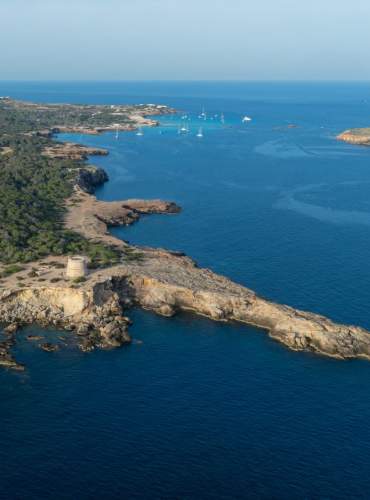 Panoramablick aus der Luft auf die Insel Ibiza, umgeben vom Mittelmeer