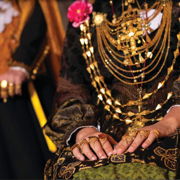 primer plano de vestimenta y joyas tradicionales de Ibiza. en la imagen se aprecian los collares, anillos y telas típicas de la vestimenta femenina tradicional