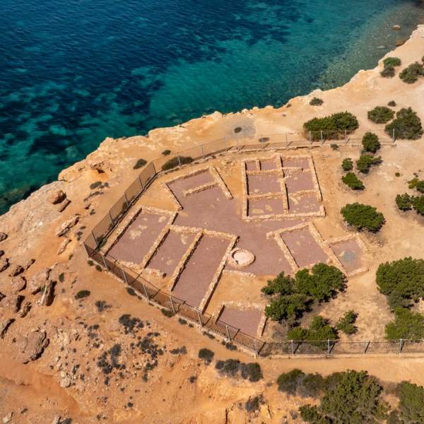 Vista desde el aire del yacimiento arqueológico del poblado fenicio de Sa Caleta, en Ibiza, Patrimonio UNESCO.