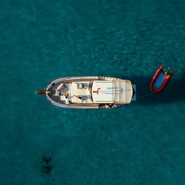 Um navio visto do céu sobre o Mar Mediterrâneo, em Ibiza.