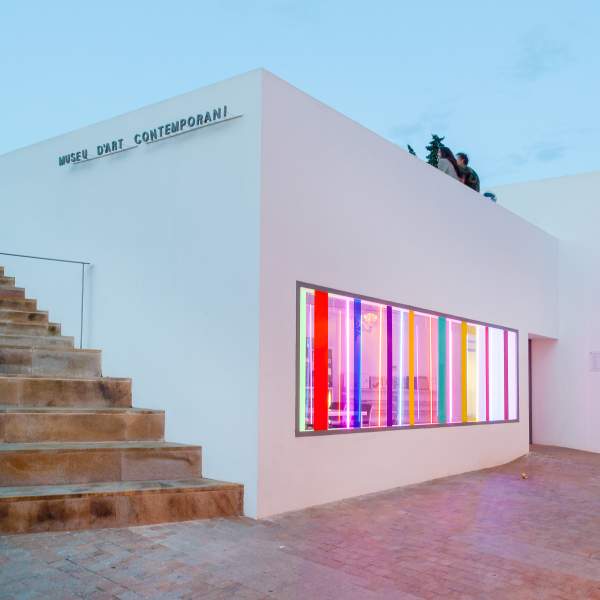 Imagen de la fachada exterior iluminada del MACE, museo de arte contemporáneo de Ibiza.