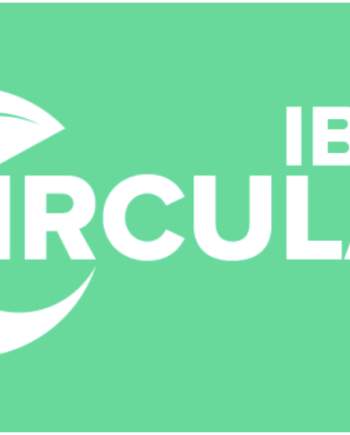 Logótipo da iniciativa Ibiza Circular, letras brancas sobre fundo verde claro.