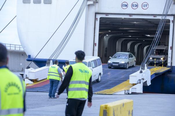 Imagen del puerto de Ibiza y coches desembarcando.