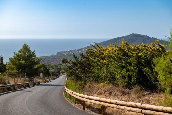 Carretera de Ibiza entre pinares y naturaleza