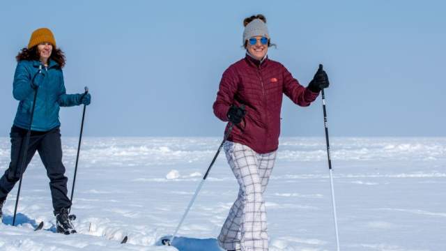 2 women skiing