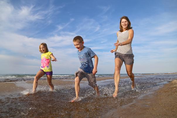 Family_at_beach_56537_vcxoqq