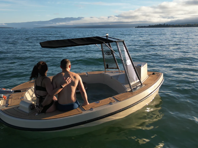 Hot tub boat