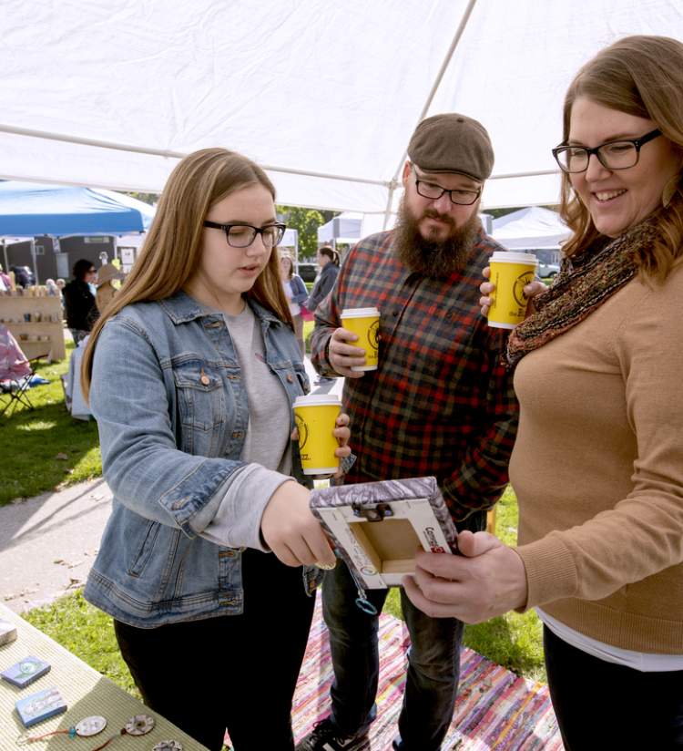 people browsing at Kenosha ArtMarket