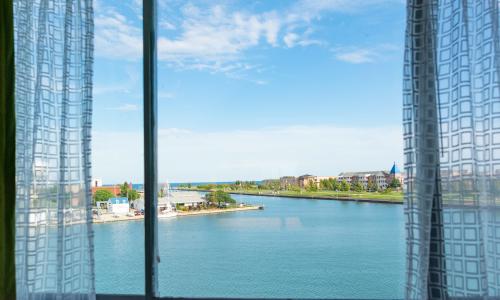beautiful waterfront hotels near Dubuque, Lake Michigan lodging, Kenosha hotels