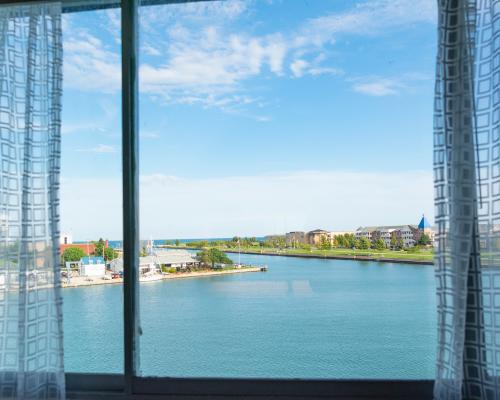 Waterfront Hotels near the Twin Cities, Lake Michigan hotels Kenosha, Wisconsin waterfront lodging