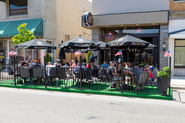 Tavern on 6th outdoor seating