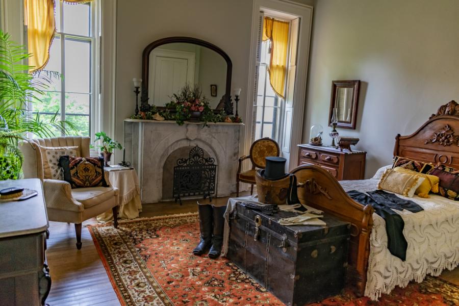 bedroom at Durkee Mansion at Kemper Center