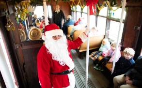 Santa_Trolley_Hiller_319_LCVB
