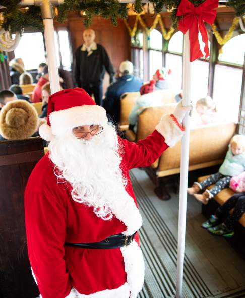 Santa_Trolley_Hiller_319_LCVB