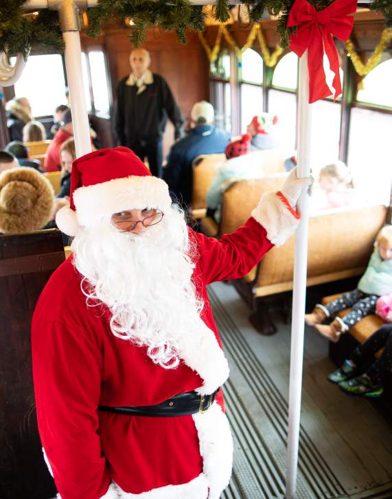 Santa_Trolley_Hiller_319_LCVB