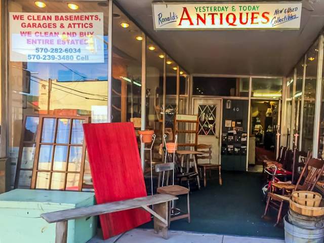 Front entrance to Ronald's Antiques in Carbondale, PA