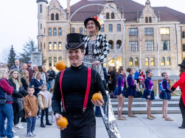 A juggler at Downtown on Ice