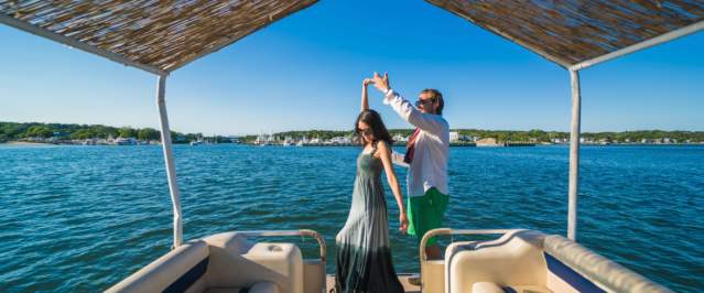Hamptons-Boat couple