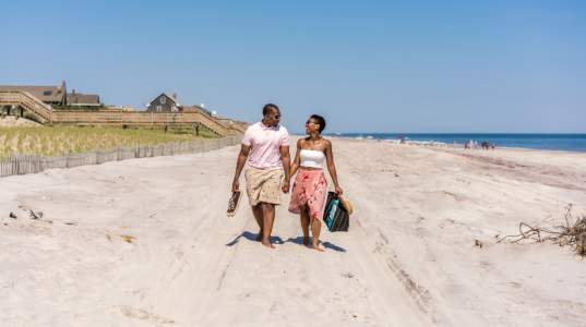 couple-on-beach