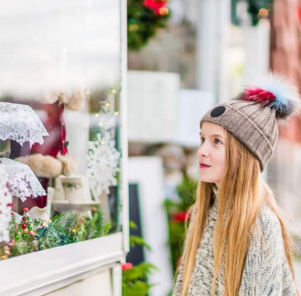holiday window shopping girl
