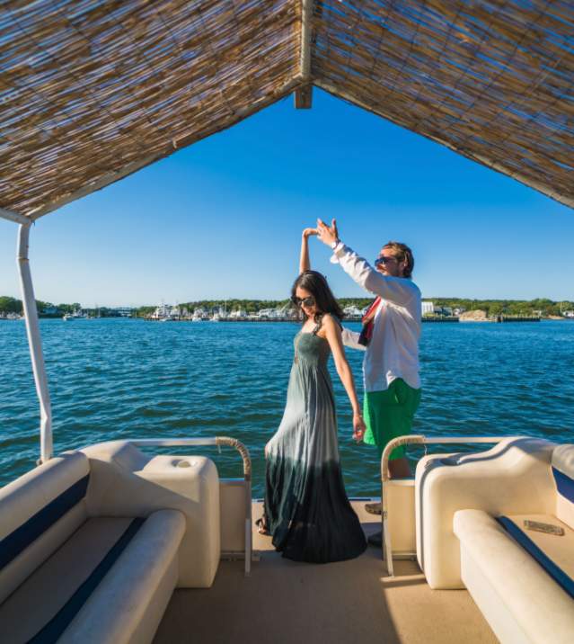 Hamptons-Boat couple
