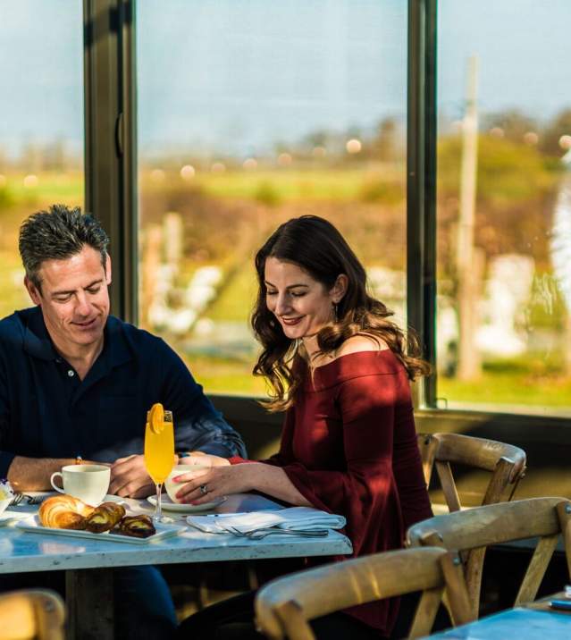 couple romantic dining