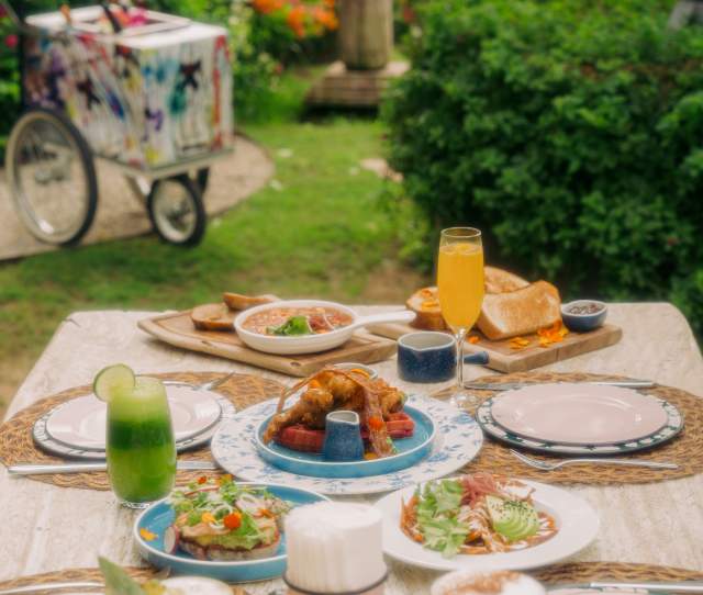 Brunch Weekends at Oystera