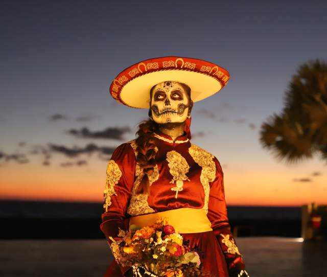 Desfile de Catrinas & Cena Especial de Día de Muertos