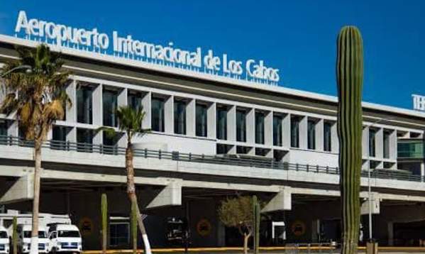 fachada del aeropuerto de San José del Cabo