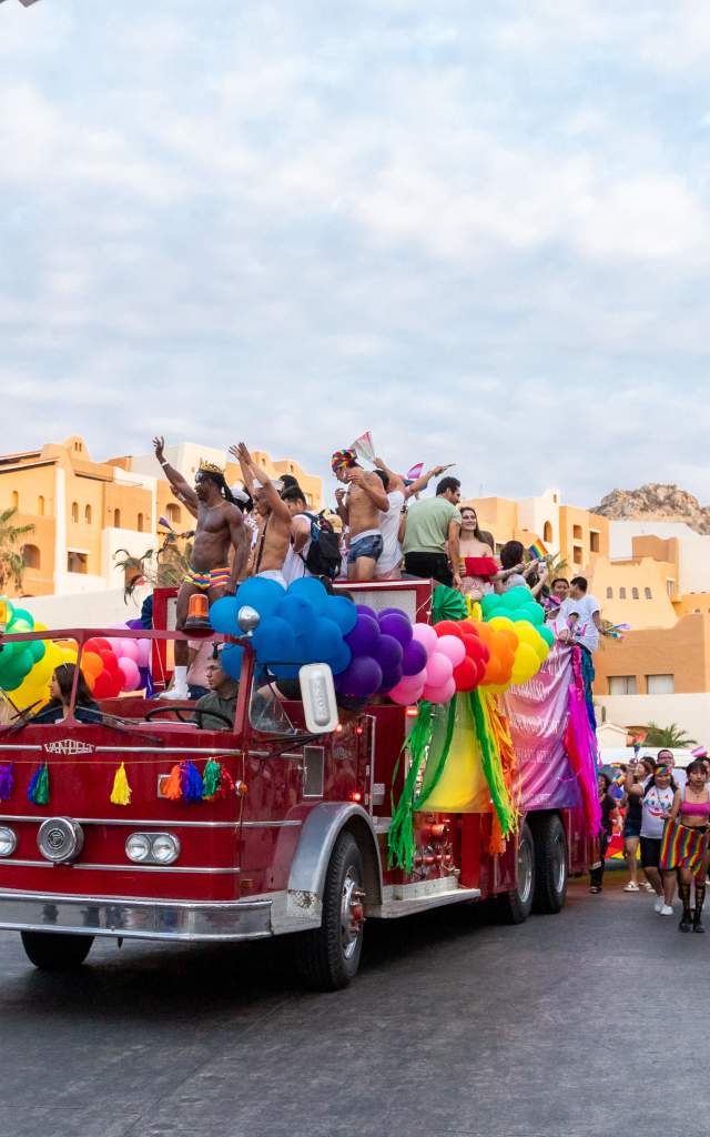 fotografía de auto adornado con banderas lgbt