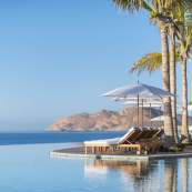 fotografía de piscina infinita con vista al mar