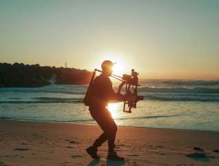 Cineasta filmando en la playa