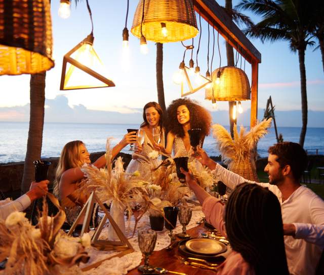 fotografía de mujeres lesbianas casándose frente al mar