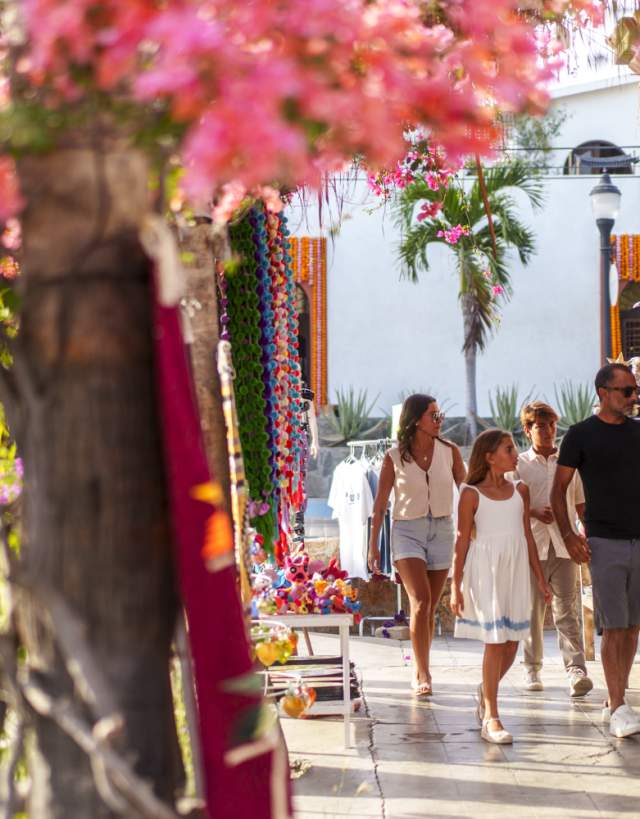 Familia Caminando en San Jose del Cabo / Family walking in san jose del Cabo