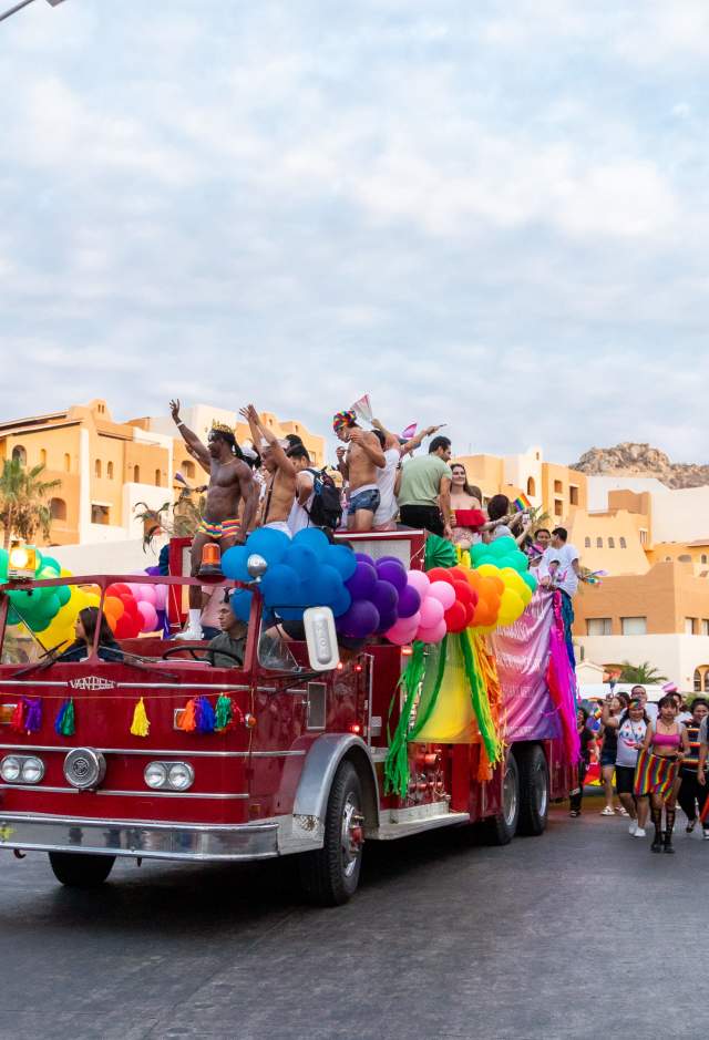 fotografía de auto adornado con banderas lgbt