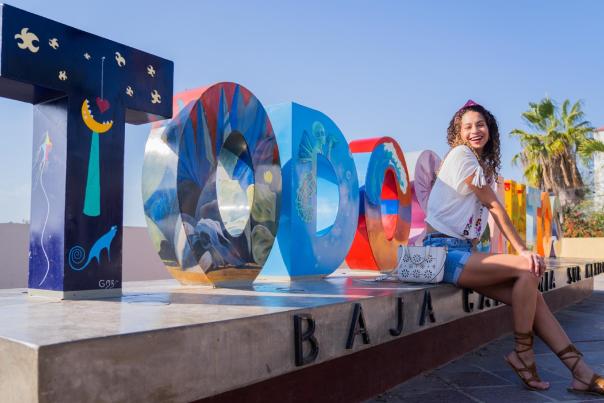 mujer en letras del pueblo mágico todos santos, en baja california sur