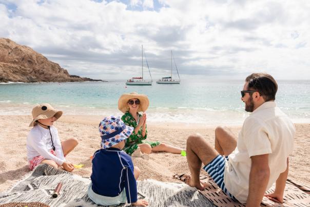 Familia descansando en la arena en playa santa maría