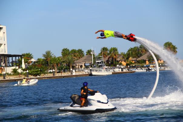 hombre practicando Flyboard en los cabos